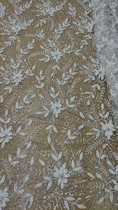 Tela de Encaje con Cuentas Hechas a Mano de Alta Calidad para Vestidos de Novia o Trajes Tradicionales y Vestidos de Noche Disponible para la Venta - Product Image 3