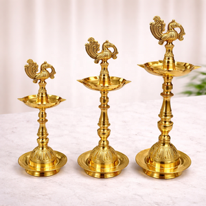 Juego de 3 Lámparas de Aceite Tradicionales Hechas a Mano de Latón Antiguo con Diseño de Pavo Real Kuthu Vilakku – Soporte de Suelo para Diya - Product Image 1