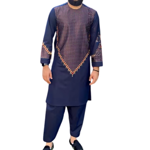 Vestidos afganos de hombre en color granate profundo de lujo, con bordados elaborados al estilo Zari dorado en el escote y las mangas. - Product Image 4