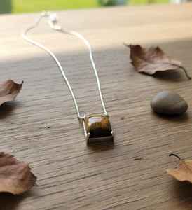 จี้หินไทเกอร์อาย สร้อยคอเงินเยอรมัน จี้พลอยทรงสี่เหลี่ยมเรียบง่าย หินไทเกอร์ธรรมชาติ จี้แฟชั่นเสริมเสน่ห์ - Product Image 1