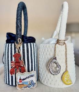 Sac à bandoulière élégant avec broderie florale et accents perlés pour les occasions spéciales - Product Image 4