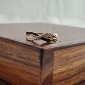 แหวนทองคำขาว 18K ประดับเพชร ดีไซน์อินฟินิตี้ทวิสต์ สำหรับผู้หญิง  ขอบเคลือบสีดำ ประดับเพชรแบบพาเว่  ทันสมัย สวยหรู  งานละเอียด  เหมาะเป็นของขวัญ  ผิวขัดเงา - Product Image 2