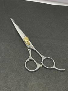 Ciseaux de coiffure professionnels en stock, fabriqués avec une lame de rasoir en acier inoxydable japonais, ciseaux de barbier. - Product Image 4