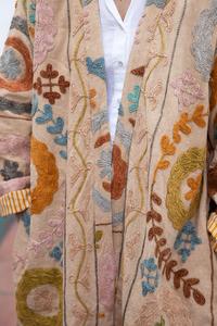 Veste matelassée longue en tricot brodé floral pour femme, hiver, finition toile, points ouverts, manches longues, coupe régulière, look élégant - Product Image 4