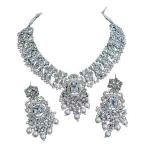 Nouveaux ensembles de bijoux traditionnels indiens et pakistanais plaqués or 18 carats pour femmes, collier, boucles d'oreilles et bijou de tête tendance pour cadeaux de mariage - Product Image 1