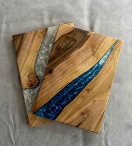 Planche à découper en bois avec poignée en résine, plateau à fromage et à collations en résine époxy, épaisseur 2,0 cm, compatible lave-vaisselle, taille personnalisable - Product Image 1