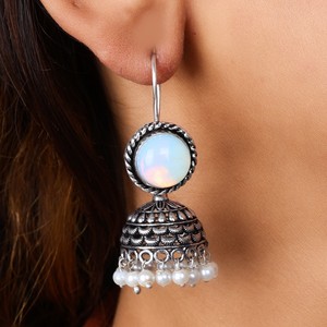 Boucles d'oreilles Jhumka en pierres précieuses |   Boucles d'oreilles pendantes en argent oxydé avec perles |   Bijoux ethniques bohèmes faits à la main pour femmes - Product Image 6