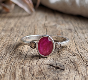 Bague en argent sterling 925 avec serti clos en rubis ovale naturel |   Bijoux fins faits à la main avec accents de diamants, cadeau pour femmes, prix de gros - Product Image 5