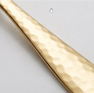 Ensemble de couverts en or martelé moderne, finition mate, résistant à la rouille, vaisselle de mariage, couverts en métal, ensemble de 5 pièces - Product Image 3