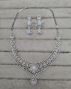 Lucentarts - Exquisito Juego de Collar y Pendientes con Diamantes Americanos, Brillante Colgante Floral de Circonita, Joyería Nupcial, Accesorios para Mujer - Product Image 2