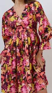 Vestido midi acampanado rosa a cuadros, ecológico, con cuello en V, manga tres cuartos acampanada, cintura natural, en tela georgette para mujer. - Product Image 2