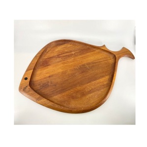 Plateau en bois gravé fait main, élégant et pratique pour la coordination de table, solution de service artisanale pour l'intérieur - Product Image 1