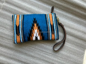 Nouveau élégant occidental aztèque repoussé en cuir bracelet pochette Vintage marron outillage sacs à main Unique aztèque matelassé en cuir bracelet sac - Product Image 4