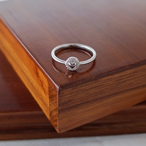 Anillo Solitario con Halo de Circonita Cúbica en Forma de Corazón para Mujer, Romántico, para Boda, Compromiso o Promesa - Product Image 4