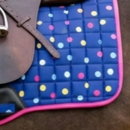 Ensemble de dressage premium en tissu à pois imprimé pour selle de cheval avec voile anti-mouches et protège-tibias, couleur personnalisable, équipement équestre - Product Image 6
