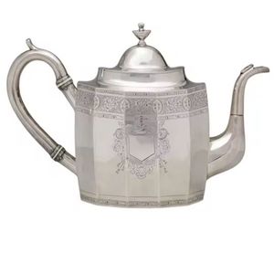 Tetera Plateada Ornamentada con Acabado Pulido, Intrincados Motivos Decorativos, Boquilla Curva, Asa Decorativa, Tetera Vintage, Elegante Vajilla de Cocina - Product Image 4