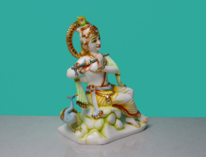 Statue du Dieu Krishna en résine et poussière de marbre, artisanat Nirmala |   Idole de Krishna en Bansuri de style traditionnel, assis, avec paon - Product Image 6