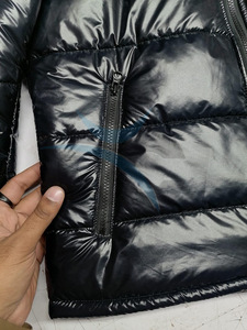 Chaqueta Acolchada Negra con Capucha ORCAFITS, Chaqueta Casual de Invierno de Poliéster Resistente al Viento, Cierre de Cremallera, Corte Regular, Color Sólido, Unisex - Product Image 4