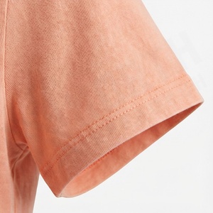 Derniers modèles de crop tops ajustés pour femmes, imprimés numériquement, échantillons de t-shirts courts pour femmes en vente, vêtements de qualité tendance. - Product Image 6