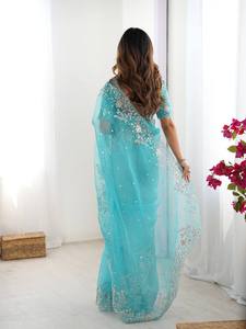 Sari en organza de soie brodé de créateur avec blouse non cousue – Vêtements de mariage et de cérémonie - Product Image 3