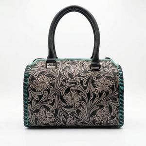 กระเป๋าถือแบบมีหูหิ้วคู่ รุ่นมินิ สปีดดี้ ดัฟเฟิล ลายตารางหมากรุก ดีไซน์รูปหัวใจ  ตกแต่งลายดอกไม้แกะสลักด้วยมือ ทำจากหนังแท้ 100% - Product Image 4