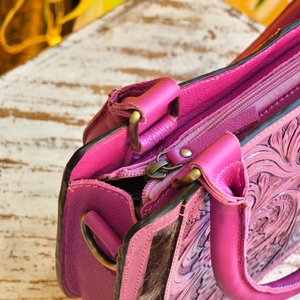 Bolso Cruzado de Cuero Genuino Venus Leathers, Estilo Western, Hecho a Mano, con Patrón de Letras y Flores, Cierre de Cremallera, 45-55cm, ¡Gran Venta! - Product Image 5