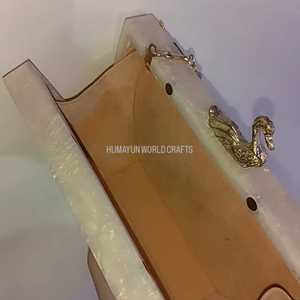 Elegante bolso de mano de resina perlada con borde de cristal y cierre dorado, hecho a mano para bodas, fiestas y eventos especiales. - Product Image 1