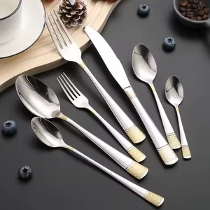 Ensemble de couverts en métal doré contemporain pour la présentation de table dans les restaurants de luxe et à la maison - Product Image 4