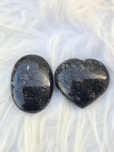 Pierre de Nuummite de Qualité Supérieure, Combo Cœur Gonflé et Pierre de Paume, Bijou en Cristal Naturel Semi-Précieux pour la Méditation, Magnifique et Entier - Product Image 4