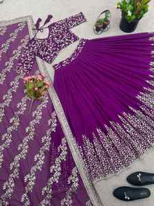 LEHENGA CHOLI ELEGANTE DE GEORGETTE CON BORDADO DE LENTEJUELAS Y DUPATTA COLOR VINO 68103 - Product Image 2