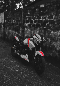 Motocyclette TVS "APACHE RTR 180" avec des touches sportives rouge, noir, argent et bleu vif, style Scrambler. - Product Image 3