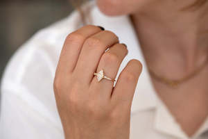 Bague de fiançailles pour femme en or massif 14 carats avec diamant taille triangle, sertie à griffes, style géométrique minimaliste - Product Image 3
