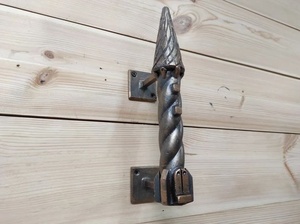 Poignée de portail en fer forgé traditionnelle résistante à la rouille, design torsadé, forme conique en haut, finition embossée, facile à installer - Product Image 2