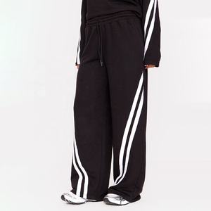 Pantalones de chándal de pierna ancha a rayas en contraste negro, sudaderas de cuello redondo holgadas, chándal para correr - Product Image 3