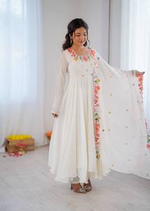Vestido de Diseñador para Mujer en Faux Georgette con Bordado, Dupatta y Conjunto de Pantalón - Product Image 3