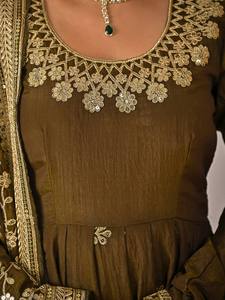 Ensemble de robe Anarkali en soie vert olive, broderie dorée, tenue ethnique pour mariage, style pakistanais - Product Image 5