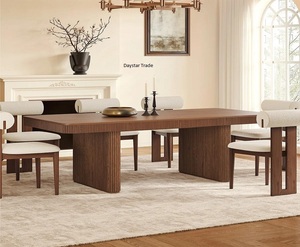 Table à manger rectangulaire moderne en bois massif Daystar Trade, base en piédestal cannelé, design élégant à nervures, 4 places, assemblage requis - Product Image 1
