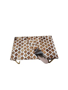 Présentoir à gâteau décoratif moderne en bois et résine avec incrustation naturelle, parfait pour l'affichage des célébrations d'anniversaire de l'Aïd et de mariage - Product Image 6