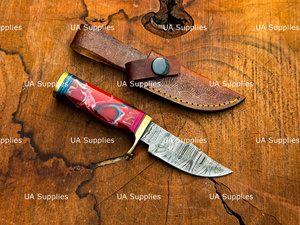 Cuchillo de caza hecho a mano de acero de Damasco con hoja de punta clip, mango de resina, bolster de latón y funda de cuero. - Product Image 4