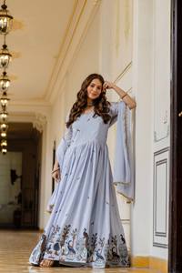 Ensemble Salwar pour femme en soie Chinon brodée, style Anarkali, avec Dupatta à bordure de perles et Patta en toile à grande évasement, cousu - Product Image 3