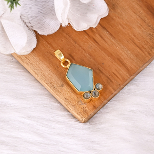 Pendentif en laiton plaqué or avec pierre précieuse naturelle de calcédoine aqua et labradorite taille fantaisie pour femme - Product Image 2