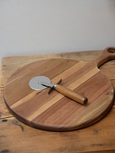 Plateau de service en bois d'acacia rustique avec logo de pizzeria, sculpté à la main, pour la présentation de pizzas au four à bois - Product Image 2