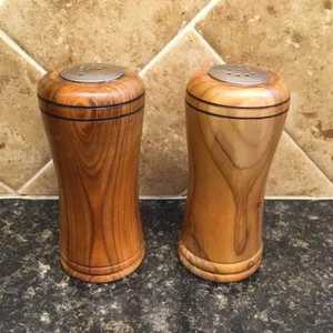 Ensemble de 2 moulins à sel et à poivre modernes en bois d'acacia massif, à réglage de la grosseur, avec anneau doré - Product Image 4