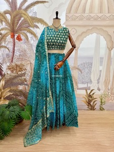 Conjunto Tradicional Indio-Pakistaní de Lehenga Choli para Mujer, Estampado, en Faux Georgette, Verde con Bordado Dorado, Largo hasta el Suelo, para Bodas - Product Image 4