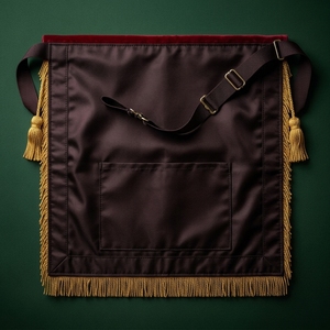 Tablier maçonnique de luxe 3D personnalisé en velours rouge avec badge carré brodé or et franges à coudre pour vêtement - Product Image 5