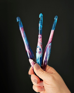 Gancho de ganchillo ergonómico de resina, hecho a mano, regalo para tejedores, accesorio de ganchillo único, gancho de ganchillo de resina plateada - Product Image 1