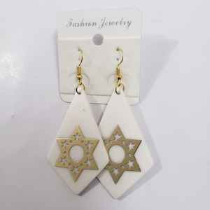 Boucles d'oreilles blanches en laiton plaqué or et résine | Boucles d'oreilles à la mode faites à la main | Bijoux de mode pour femmes - Product Image 3