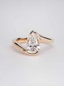 Bague de fiançailles solitaire minimaliste en or 18K/14K/10K avec diamant de laboratoire taille poire de luxe 2,00 carats, bijoux fins personnalisés en gros - Product Image 5