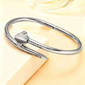 Hermosa Pulsera de Metal con Grabado Floral para Mujer, con Detalles Artísticos y un Estilo de Diseñador Elegante - Product Image 2