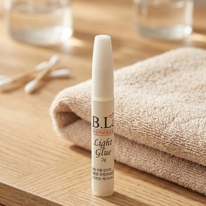 กาวติดเล็บ [K-ESSENTIALS] ขนาด 2 กรัม สูตร UV สำหรับติดปลายเล็บ รับผลิตแบรนด์ส่วนตัว สูตรเฉพาะ - Product Image 1